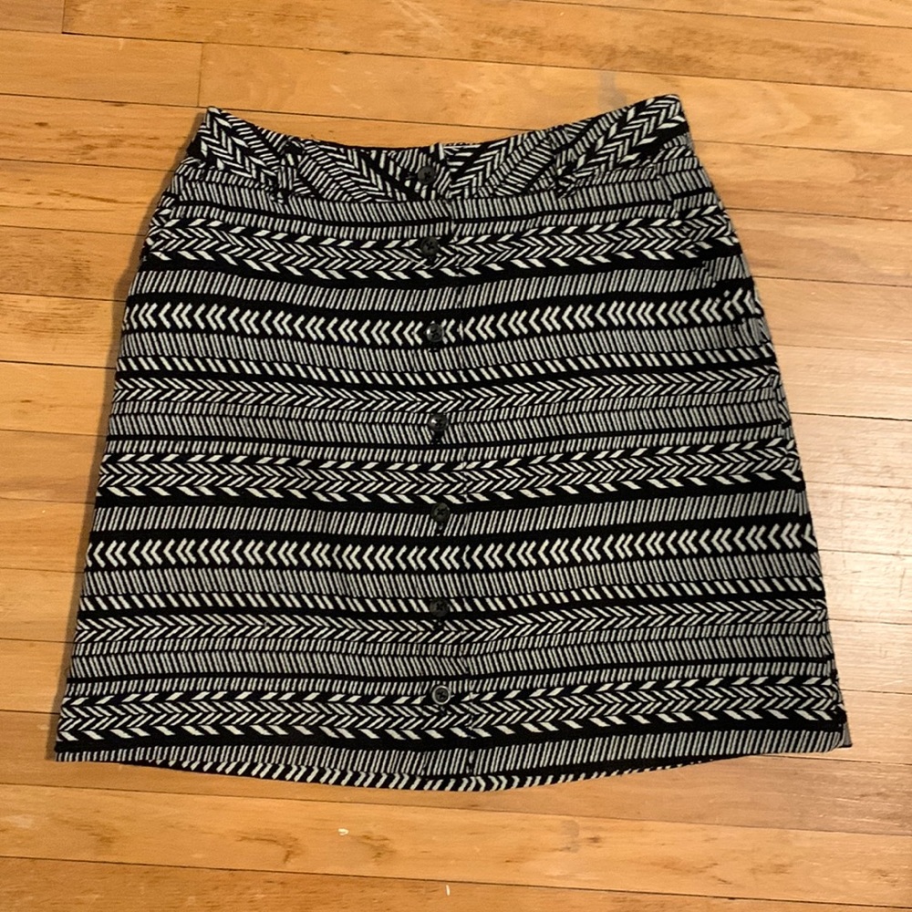 Size 8 button down black/white print skirt